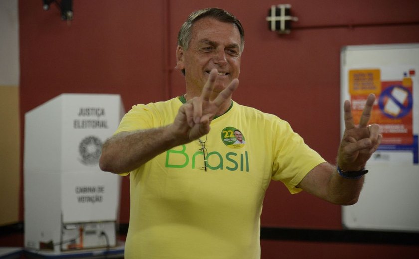 Jair Bolsonaro vota na Vila Militar no Rio de Janeiro