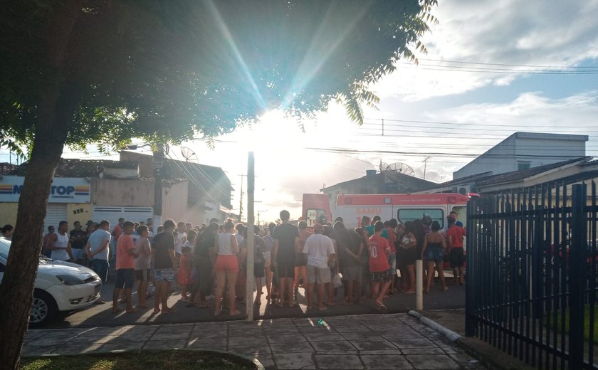 Jovem fica gravemente ferido após acidente em frente à Escola Estadual Rocha Cavalcanti