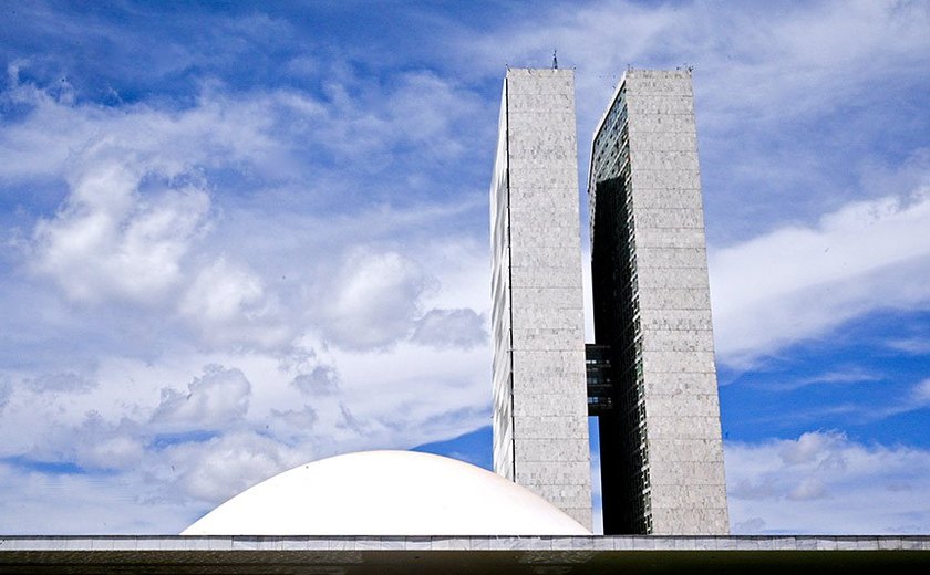 Senadores Alagoanos votam a favor de ampliar número de deputados; Alagoas mantém 9 vagas
