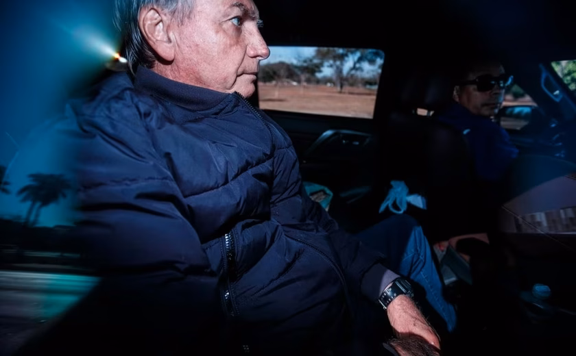 Operação da PF contra Bolsonaro apreende cerca de U$14 mil, celular e pen drive escondido no banheiro