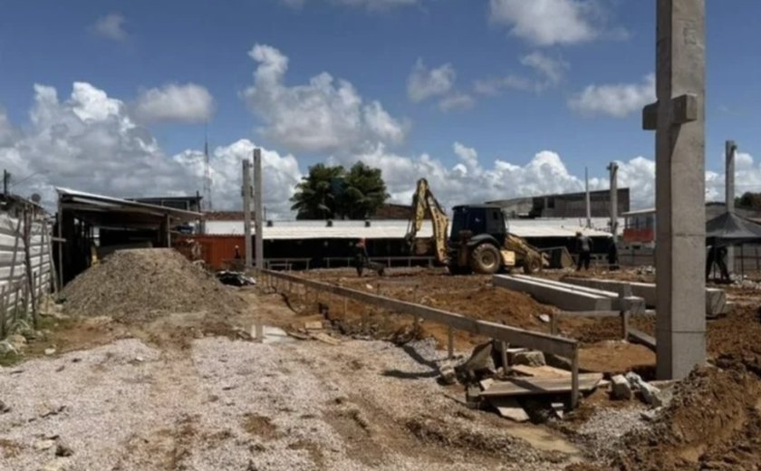 Prefeitura inicia montagem de novo mercado no Jacintinho e obra avança em Maceió