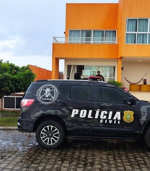 Jogador de futebol e mais dois são presos suspeitos de cometer assalto disfarçados de policiais em AL