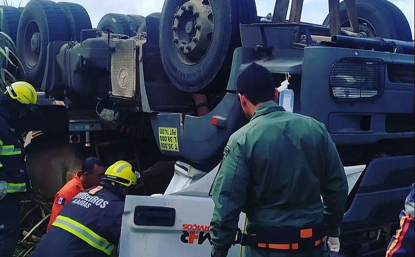 Caminhão capota e motorista fica preso às ferragens ao tentar desviar de moto na AL-220