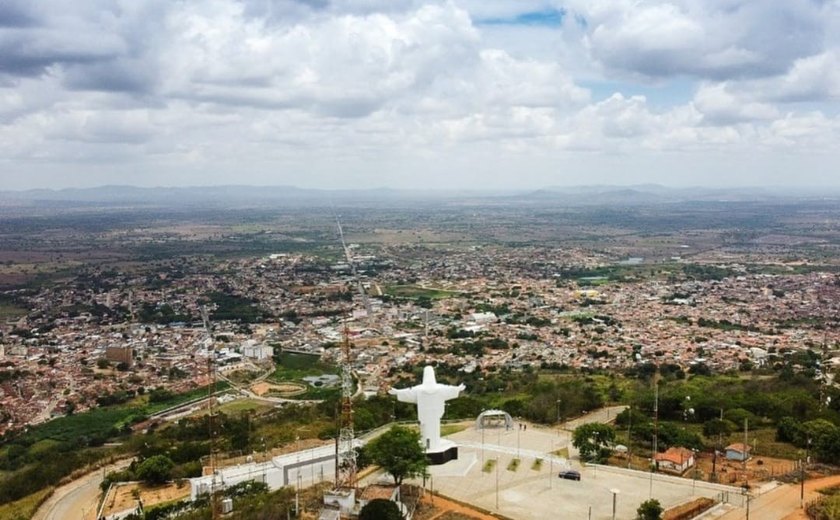 jovem de 21 anos é preso após tentar agredir policial militar com soco em Palmeira dos Índios