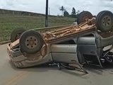 Em Ibateguara, Hilux capota e ocupantes saem ilesos do acidente