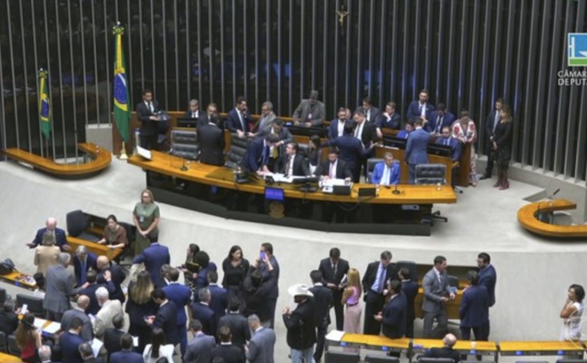 Congresso aprova aumento de até 76% e folga a cada três dias para servidores do Legislativo