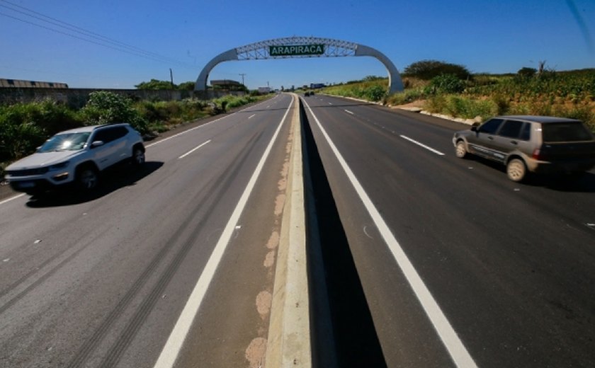 Ultrapassagem proibida causa acidente entre motos e deixa dois feridos em Arapiraca