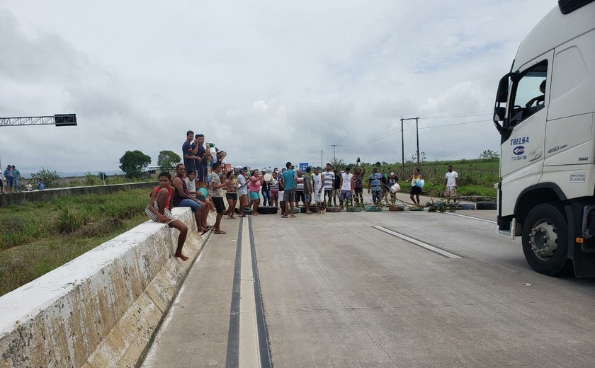 Manifestantes realizam protesto contra falta de água na BR-101, em Messias