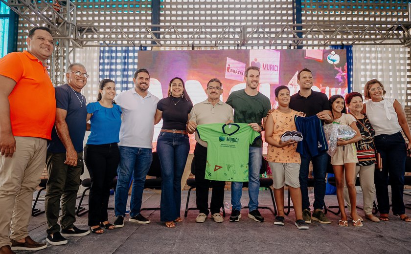 Prefeito de Murici entrega fardamento completo para alunos da rede municipal e da EJA