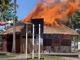 Incêndio destrói barraca na orla da Pajuçara, em Maceió