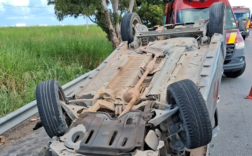 Carro vira e fica com pneus para o ar em acidente com outro veículo perto do Polo de Marechal Deodoro, AL