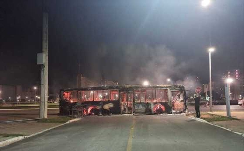 Bolsonaristas tentam invadir sede da PF e queimam veículos em Brasília