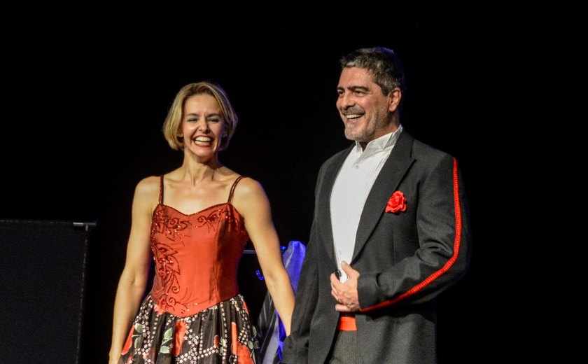 Estrelada por Bianca Rinaldi e Junno Andrade chega a Maceió a peça CASA, COMIDA E ALMA LAVADA