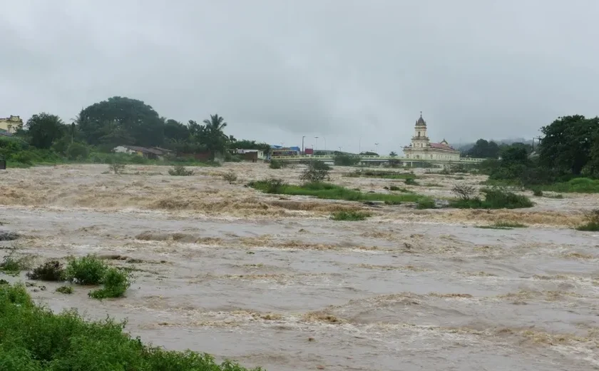 Rio Canhoto em São José da Laje, transborda e interdita algumas estradas