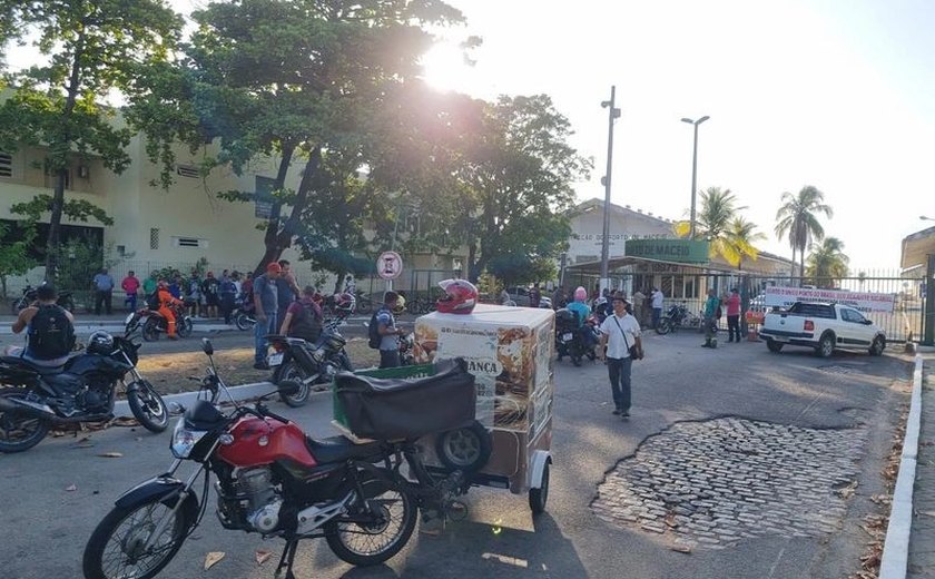 Protesto de trabalhadores por reajuste salarial bloqueia acesso ao Porto de Maceió