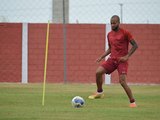 Vivendo momento ruim dentro de casa, Wesley trata duelo do CRB com o Sampaio como final