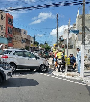 Colisão entre dois carros deixa jovem ferido na Pajuçara