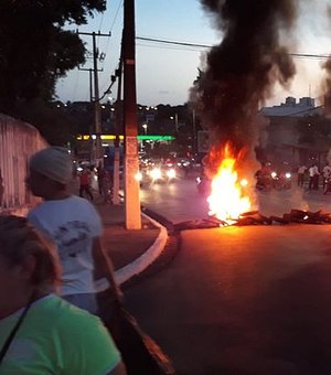 Donos de lanchonetes fazem protesto após estabelecimentos serem interditados no Feitosa