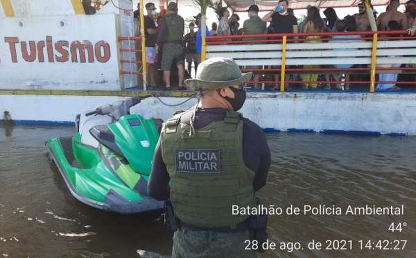 Batalhão Ambiental flagra festa irregular em catamarã na Lagoa Mundaú