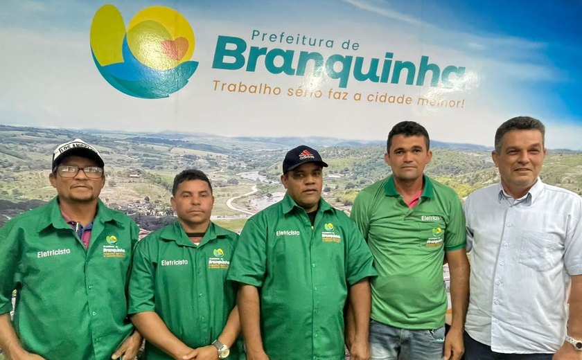 Prefeitura de Branquinha entrega novos fardamentos para eletricistas