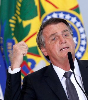 'Se eu estivesse coordenando a pandemia, menos pessoas morreriam', diz Bolsonaro