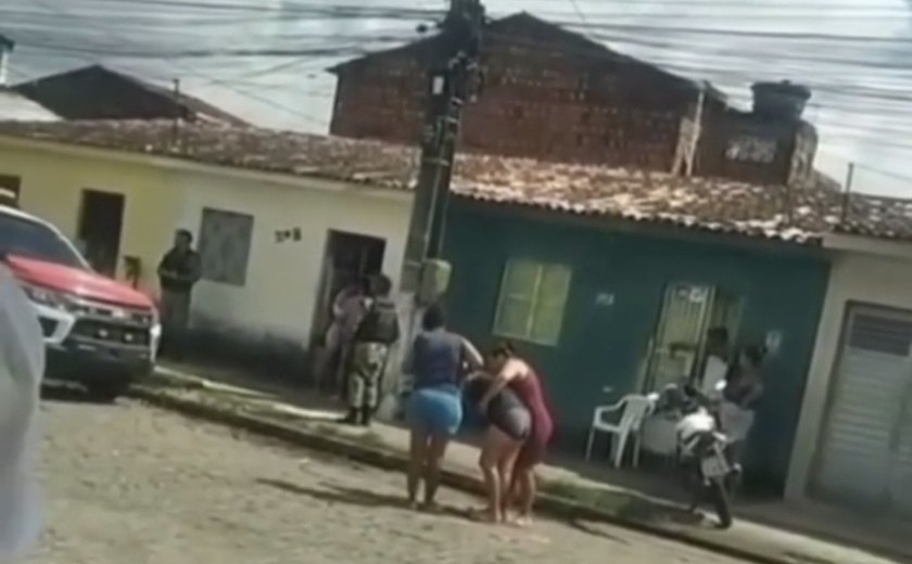 Homem de 25 anos é morto a tiros na porta de casa no bairro Clima Bom, em Maceió