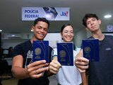 Governo de Alagoas entrega kits para estudantes que participarão de intercâmbio na Inglaterra