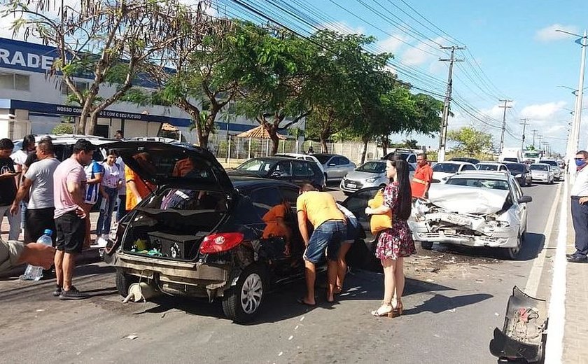 Colisão envolvendo caminhão, dois carros e duas motos deixa três pessoas feridas no Benedito Bentes