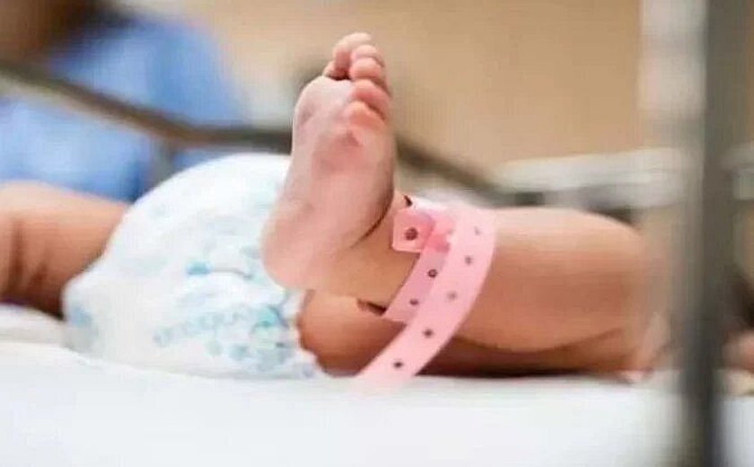 Bebê de 3 meses morre após suspeita de espancamento por babás em SC