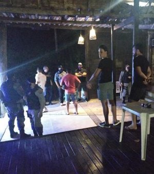 Polícia Militar acaba com festa clandestina realizada em local de difícil acesso, em Maceió