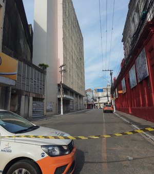 Janela do Produban cai em cima de carro no Centro de Maceió