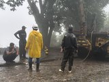 Chuva dificulta retirada de ônibus acidentado na Serra da Barriga
