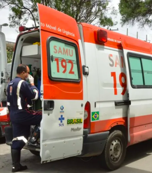 Após motorista perder controle do veículo, carro capota e cai em ribanceira, na AL-115