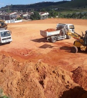 Prefeitura de Santana do Mundaú inicia terraplanagem para construção de Creche