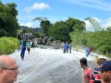 Caminhão capota após colisão com carro em Joaquim Gomes