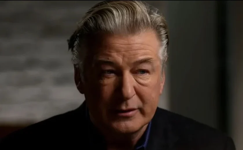 Alec Baldwin entrega celular à polícia em investigação sobre morte em set de 'Rust'