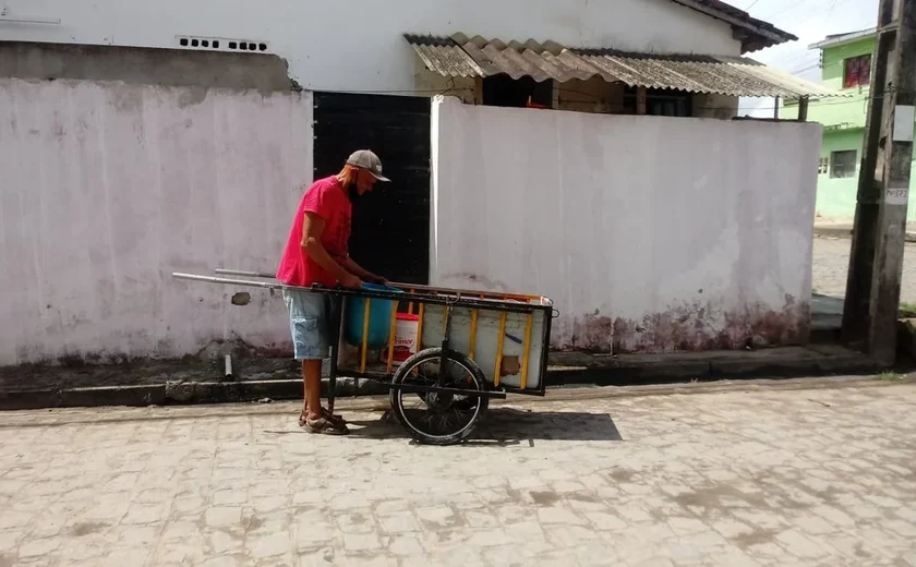 Com baldes nas mãos, moradores do Cleto estão há três meses sofrendo com falta de água