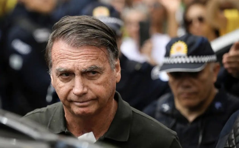Ex-presidente Jair Bolsonaro foi para o hospital após acordar com calafrios e vômitos, diz Flávio