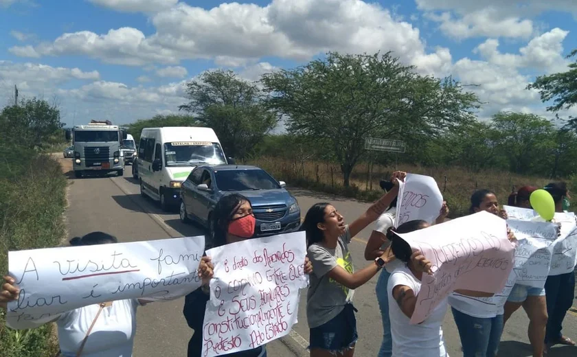 Mães e esposas exigem volta de visitas no sistema prisional e repudiam descaso do governo