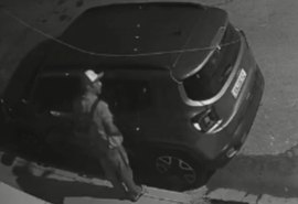 Homem arromba carro em menos de dois minutos na Jatiúca, Maceió