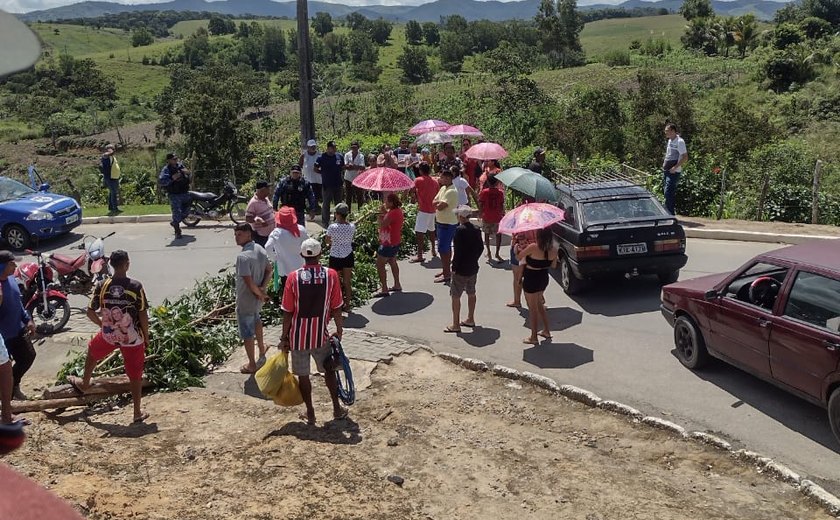 Moradores de Branquinha se revoltam com a Verde Alagoas e protestam nas ruas