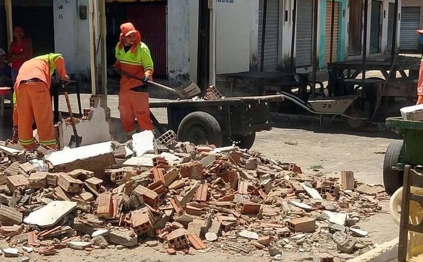 Prefeitura de Maceió retira barracas irregulares para construir novo galpão na Feirinha do Tabuleiro