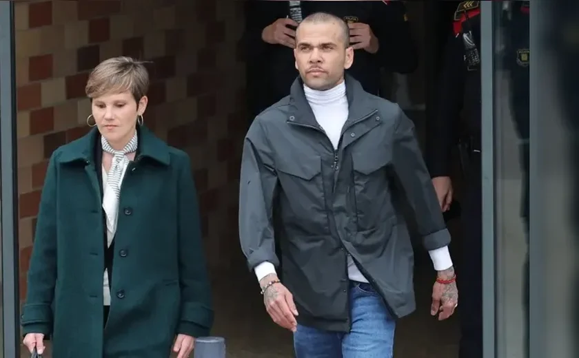 Daniel Alves deixa prisão após pagar fiança e entregar passaportes