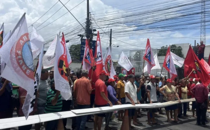 Manifestação de trabalhadores rurais do FNL bloqueia Fernandes Lima e causa transtornos no trânsito em Maceió