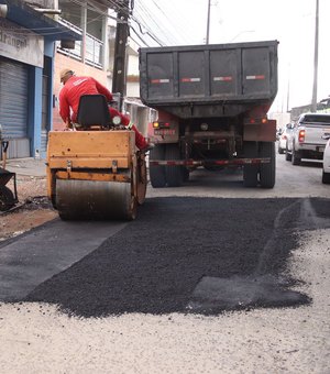 Prefeitura de Maceió intensifica recuperação da malha viária em 16 bairros com 530 toneladas de asfalto