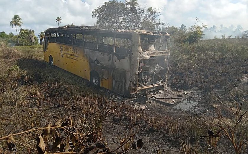 Ônibus de turismo pega fogo após atolar em estrada de barro, em Marechal Deodoro