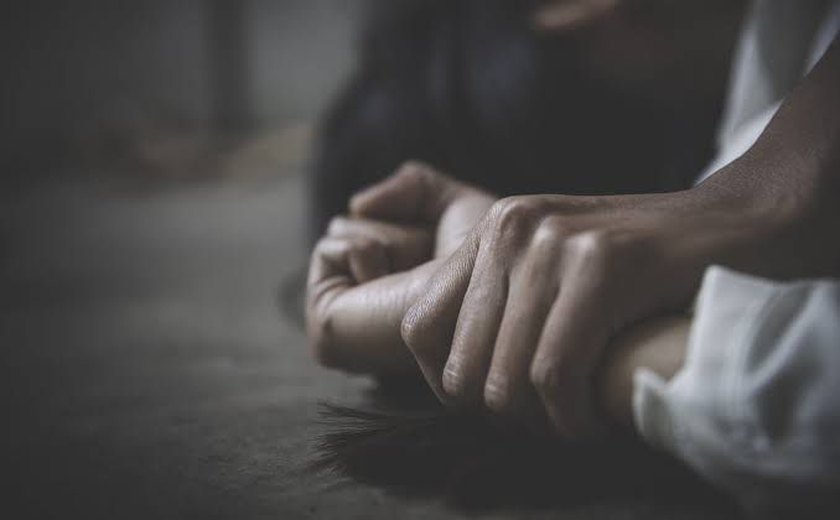 Em Maceió, jovem denuncia marido da mãe após tentativa de feminicídio “Ele iria matar minha mãe e se matar em seguida”.