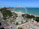 Roda-gigante da orla de Maceió exclui cabine 13 e gera debate nas redes sociais