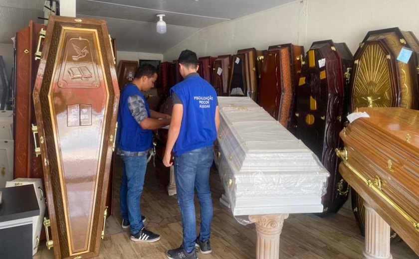 Procon Alagoas faz pesquisa de preços com produtos e serviços mais procurados no dia de Finados