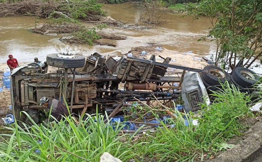 Motorista de caminhão tem pernas amputadas e morre em tombamento na BR-316